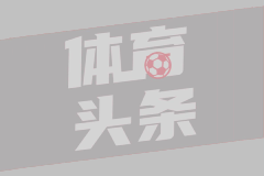 男孩冲进金店喊打劫 老板淡定发问
